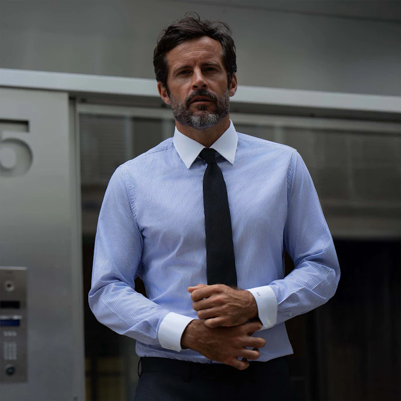 Costume bleu marine et chemise blanche | Hockerty